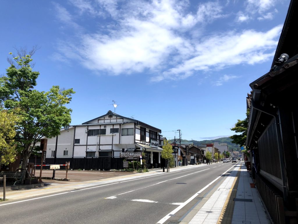 七日町の街並み