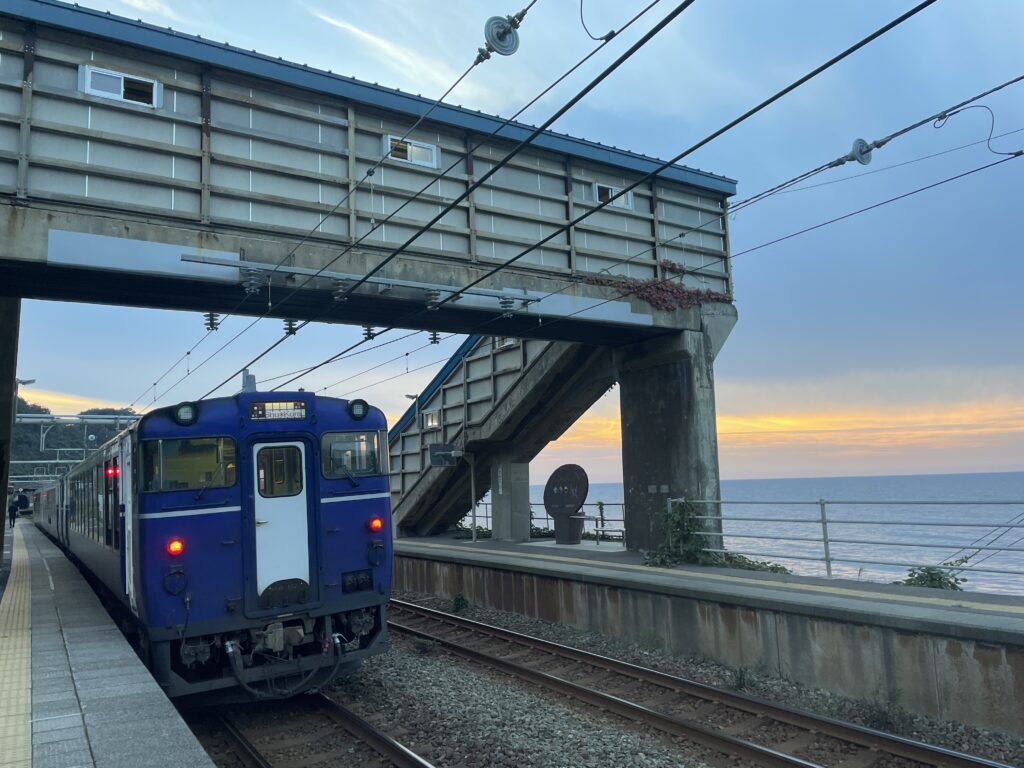 青海川駅に停車する越乃シュクラ